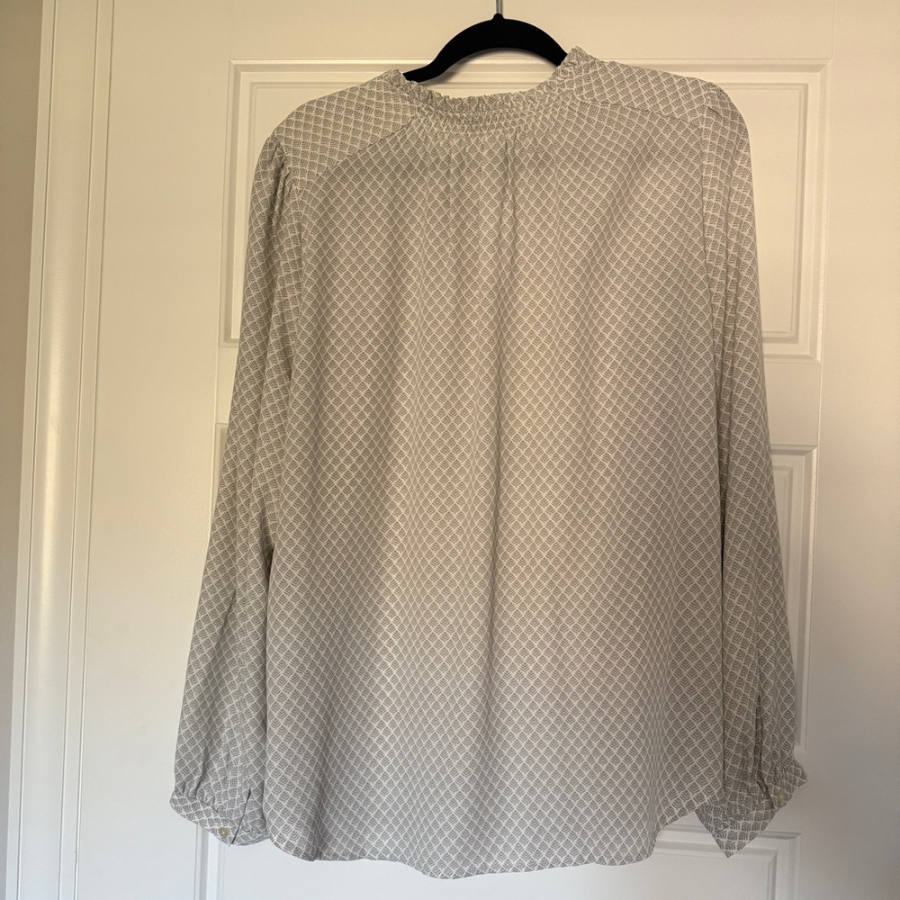 LOFT Light Gray Patterned Blouse NWT - image 3
